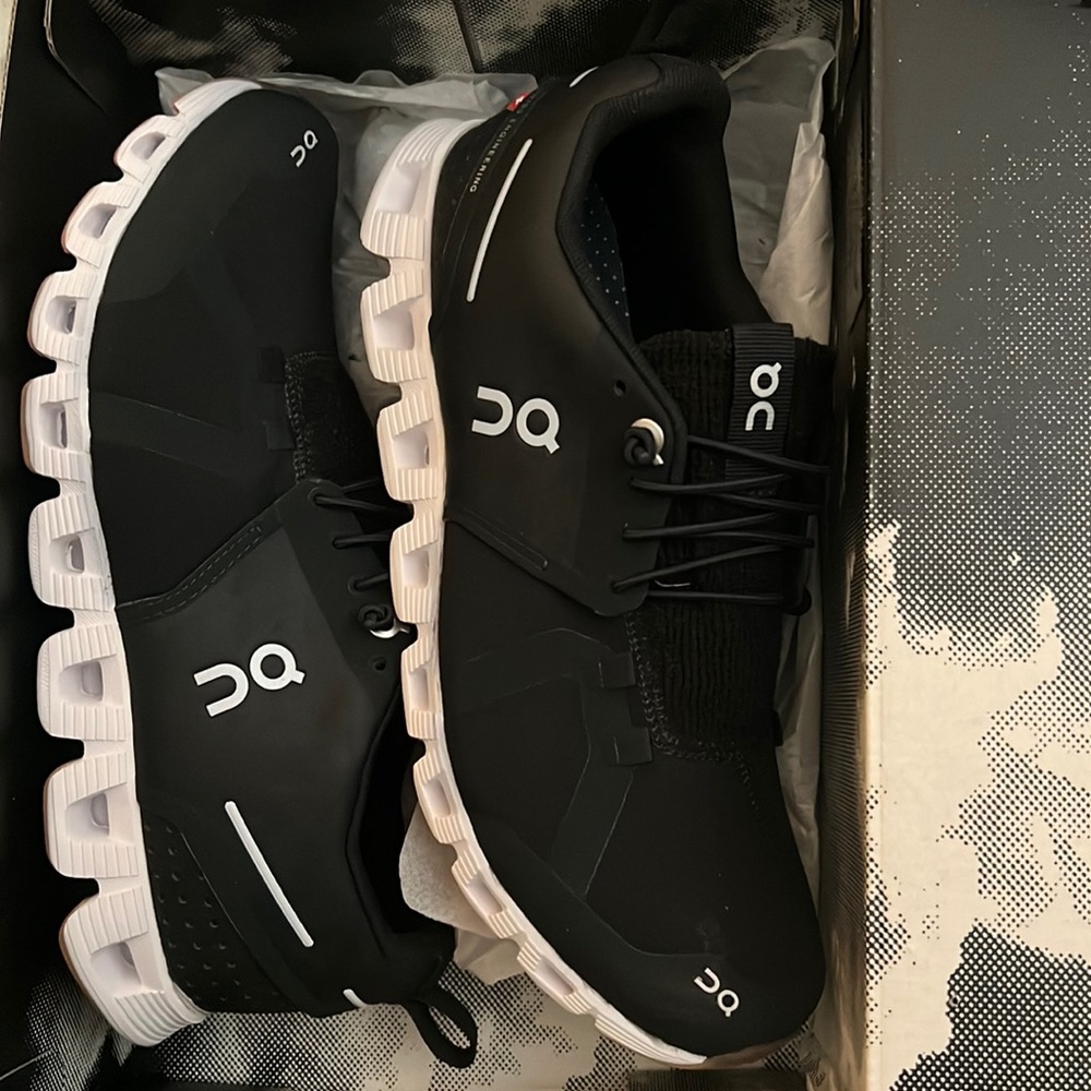 On Running Women's Cloud Terry In Black and White size US 8